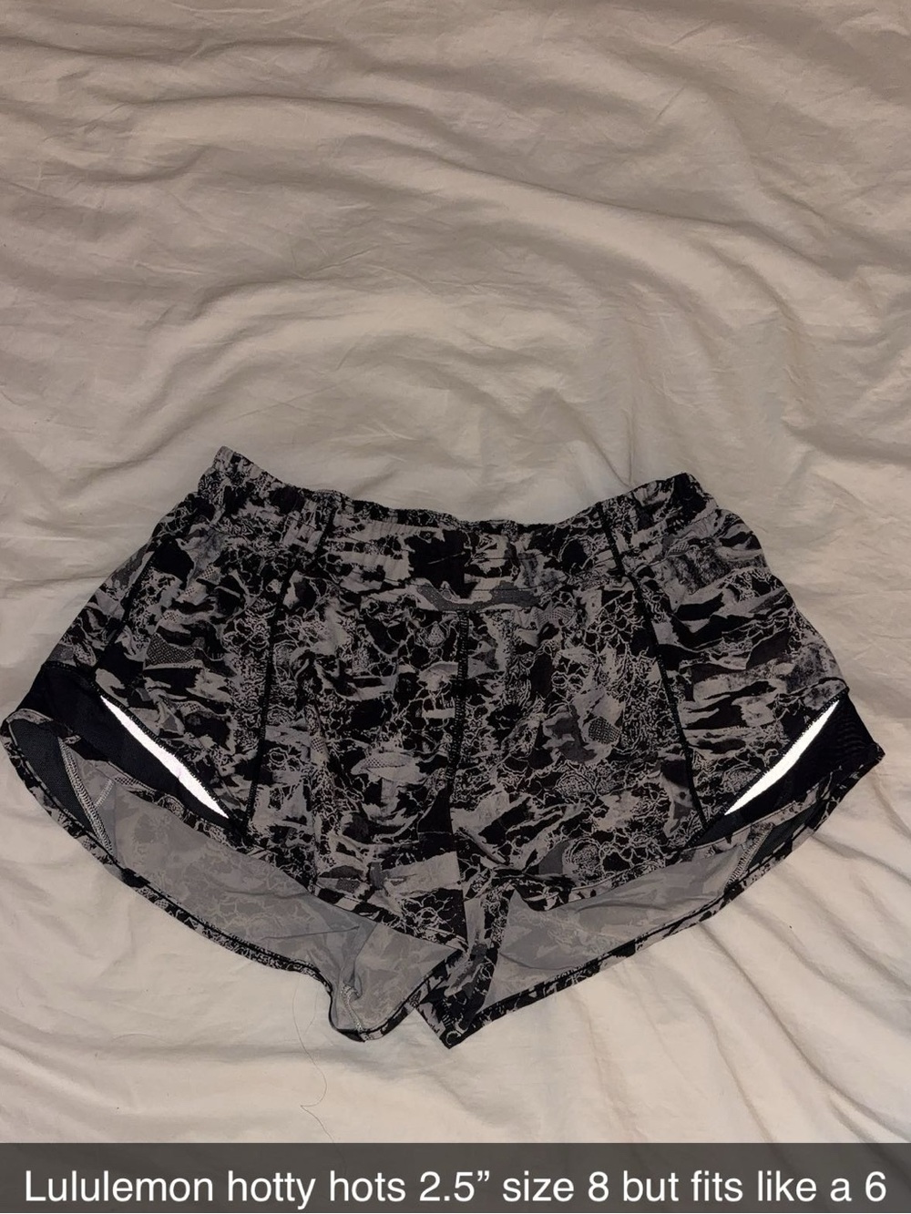 lululemon athletica Hotty Hot 2.5" Shorts - Black & Gray Abstract